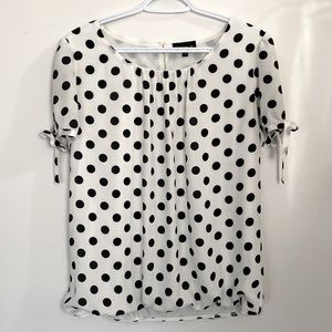 Tamara H. Women’s polkadot blouse, Size Medium, W21, L24, 100% polyesters